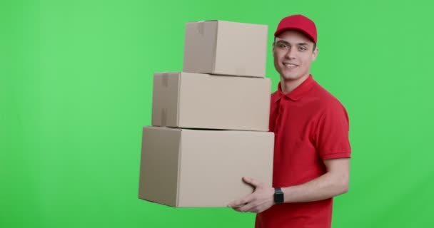 Mensajero en uniforme rojo caminando con paquetes — Vídeos de Stock