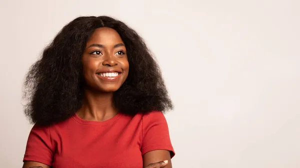 Retrato de una joven dama negra sonriente mirando hacia otro lado con emoción —  Fotos de Stock