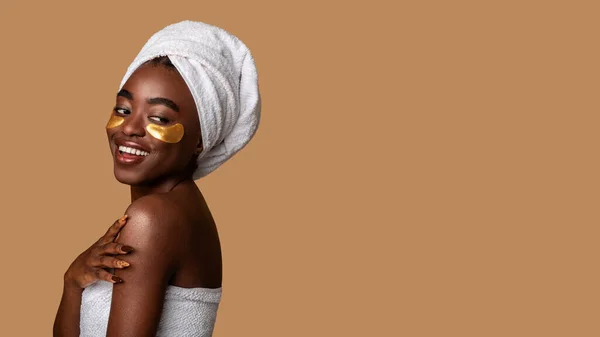 美丽的非洲裔美国女人，眼罩下戴着金色的眼罩 — 图库照片