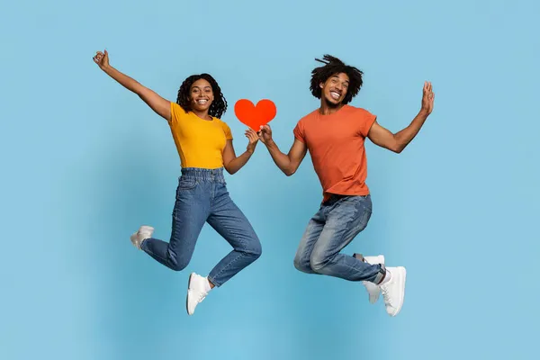 Szczęśliwy Afroamerykanin mężczyzna i kobieta z czerwoną kartką w kształcie serca — Zdjęcie stockowe