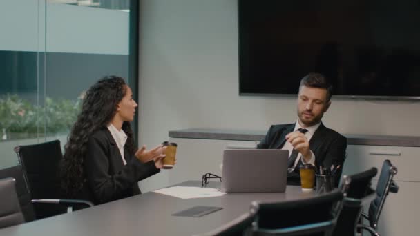 Двое коллег по бизнесу обсуждают работу, пьющую кофе в офисе — стоковое видео