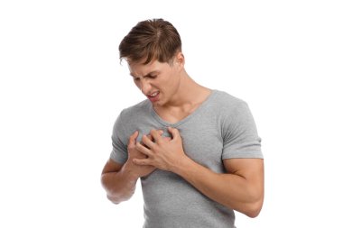 Mutsuz bin yıllık beyaz adam kalp ağrısından muzdarip ve acı dolu bir yüz ifadesiyle göğüs göğse savaşıyor.