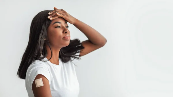 Чорна жінка страждає від лихоманки після вакцини — стокове фото