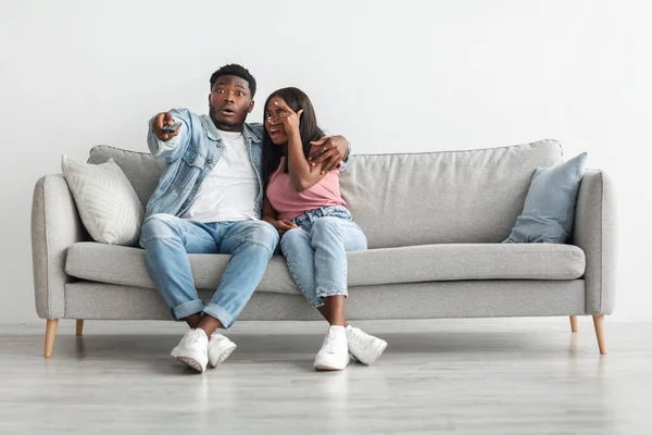 Asustada pareja afroamericana pasando el fin de semana juntos viendo horror — Foto de Stock