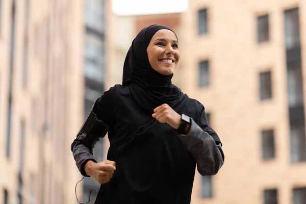 Gaya Hidup Aktif. Happy Young Muslim Woman In Modest Sportswear Jogging Outdoors — Stok Foto