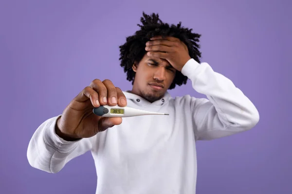 Beteg fekete tinédzser magas hőmérsékletű lázmérővel, lázzal. — Stock Fotó
