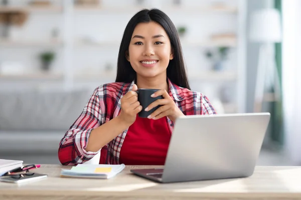 Remote Job. Lächeln asiatische Freelancer Frau posiert am Schreibtisch im Home Office — Stockfoto