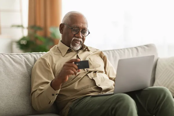 Homem Africano Americano Sênior Compras Online Usando Laptop Em Casa — Fotografia de Stock