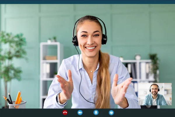 Entfernte Kommunikation. Junge Frau mit Kopfhörer führt Videoanruf mit ihrem Kollegen, spricht vor Webkamera — Stockfoto