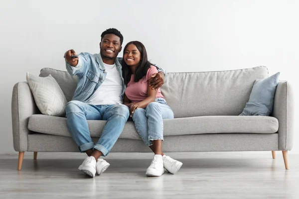 Afro-Amerikaans paar brengen weekend samen tv kijken — Stockfoto