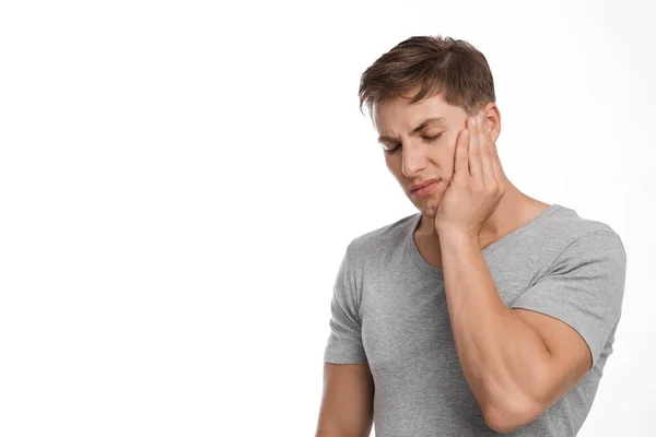 Triste infeliz atraente millennial europeu cara sofrendo de dor de dente, sentindo-se mal, tocando bochecha — Fotografia de Stock