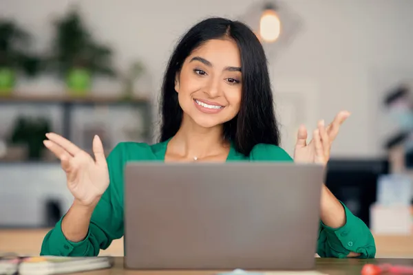 Gelukkig midden oosten vrouw met video chat met collega 's — Stockfoto