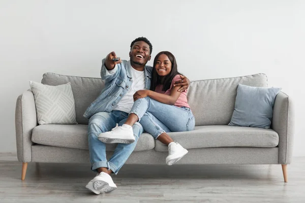 Afroamerykanie spędzają razem weekend oglądając telewizję — Zdjęcie stockowe