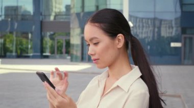 Asyalı Kadın Telefon Kullanıyor Okuma Haberleri Çevrimiçi Dışarıda Duruyor