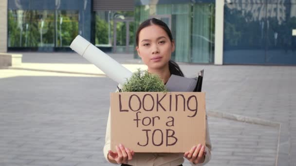 Desempleado japonés negocios señora buscando un trabajo de pie al aire libre — Vídeo de stock