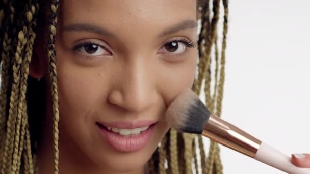 Černá dáma nanášení prášek s kosmetickým štětcem přes bílé pozadí — Stock video