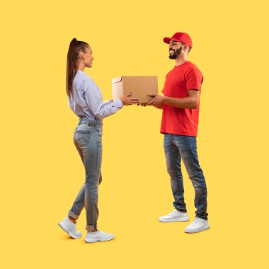 Arap Teslimatçı Adam Müşteri Kadına Paket Teslimatı, Sarı Arkaplan