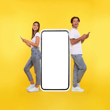 Beyaz, boş, akıllı telefon ekranına yaslanan ve akıllı telefon kullanan çift.