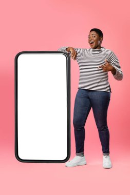 Siyahi Kadın Reklamcılık Akıllı Telefon Uygulaması Büyük Telefona Yaslanma, Stüdyo