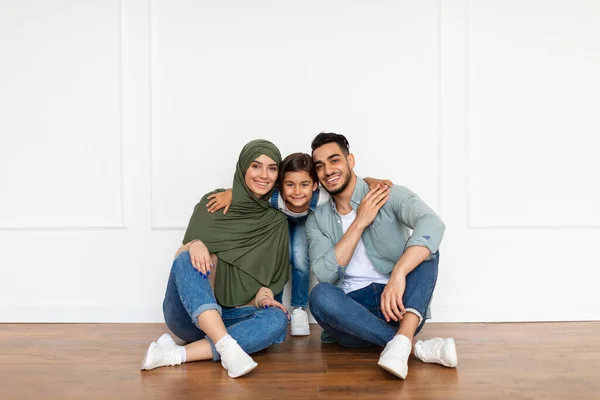 Boldog muszlim férfi, nő és lány a kamerába néz — Stock Fotó
