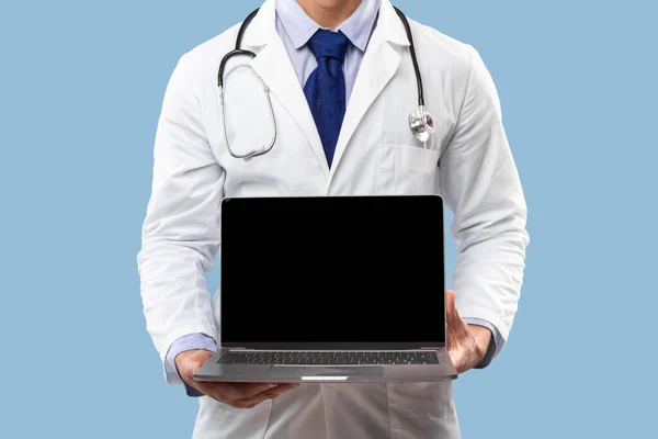 Arabic Male Doctor Showing Blank Laptop Over Blue Background, Cropped — Stock Photo, Image