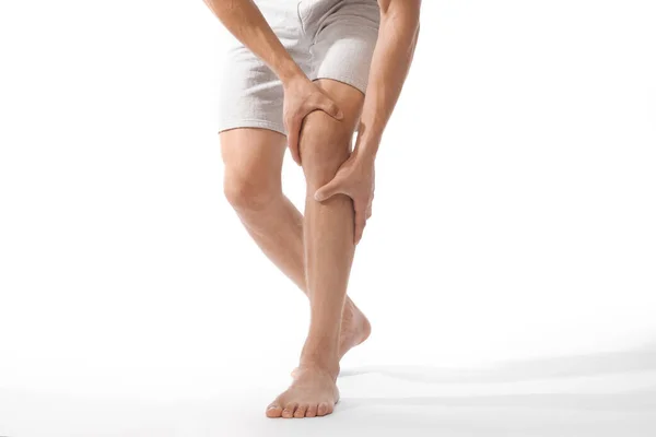 Nerozpoznatelný tisíciletý Evropan trpí bolestí v koleni a dotýká se nohy — Stock fotografie
