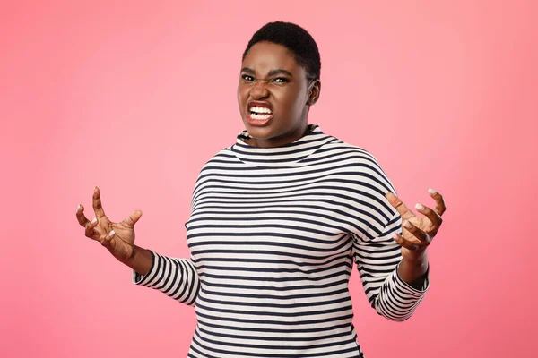 Angry Plus Size African American Lady Expressing Aggression Over Pink Background — Stock Photo, Image