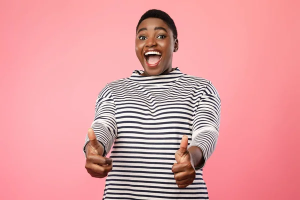 Joyful Overweight Black Lady Gesturing Thumbs Up Over Pink Background — Stock Photo, Image