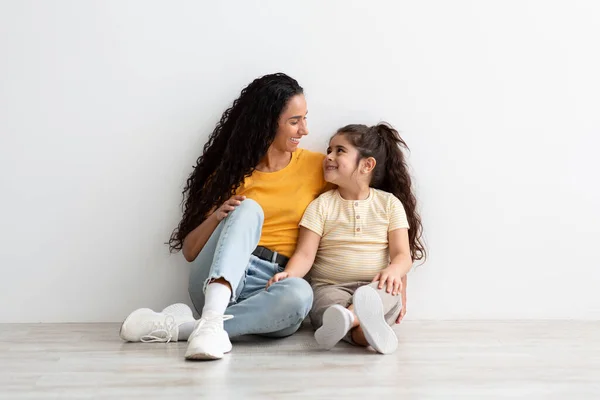 Vrolijk Midden-Oosten mam en haar kleine dochter binding samen thuis — Stockfoto