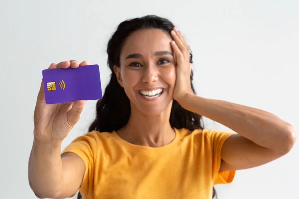 カメラで非接触クレジットカードを示す喜びの若い女性の肖像 — ストック写真