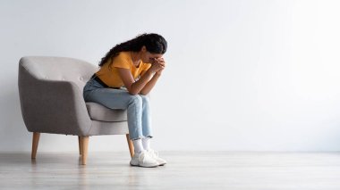 Umutsuzluk Konsepti. Evde Kol Sandalyesinde oturan Depresyondaki Kadın Portresi