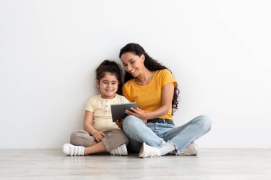 Mutlu Orta Doğulu Anne ve Küçük Kız Evde Dijital Tablet Kullanıyor