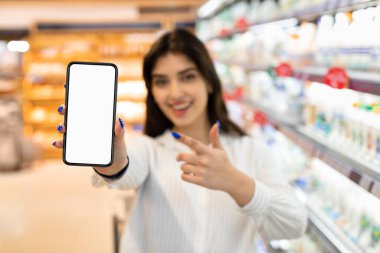 Markette Akıllı Telefon Ekran Reklamcılığı Yapan Kadın Süpermarket Uygulaması