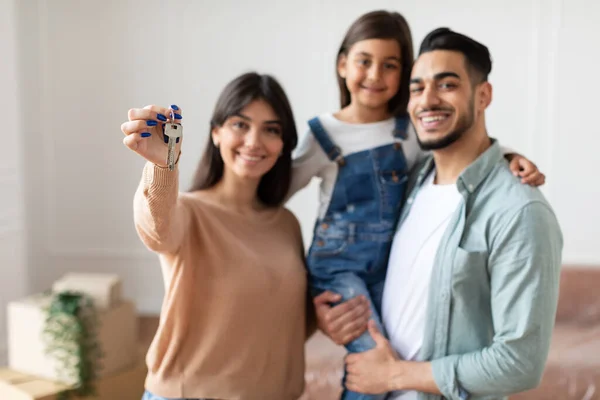 Famille heureuse montrant les clés de leur appartement, foyer sélectif — Photo