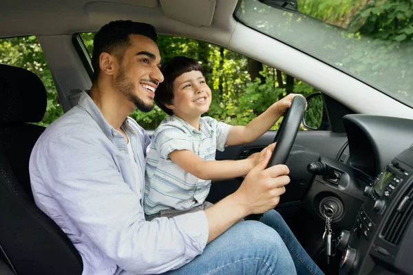 Мила Маленька Хлопець І Його Молодий Арабська Батько Riding Автомобіль Разом — стокове фото