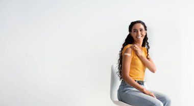 Covid-19 Aşılama. Aşılanmış Arap Kadın Aşıdan Sonra Alçıyla Kolunu Gösteriyor