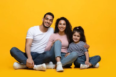Küçük kızıyla üç çocuklu mutlu bir ortadoğu ailesinin portresi.
