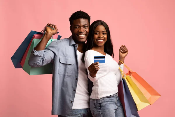 Fröhliche afrikanisch-amerikanische Familie mit Kreditkarte und Einkäufen — Stockfoto