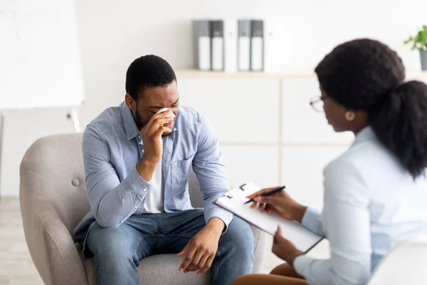 Deprimerad svart kille gråter på psykoterapeuter kontor, söker professionell hjälp på kliniken — Stockfoto