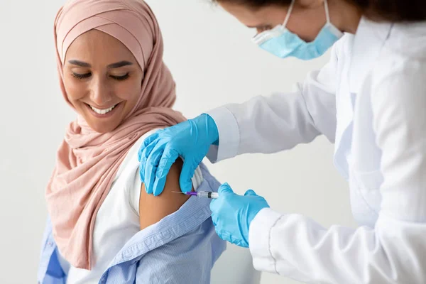 Closeup Shot Of Female Doctor Making Coronavirus Vaccine Injection To Muslim Woman — Stock Photo, Image