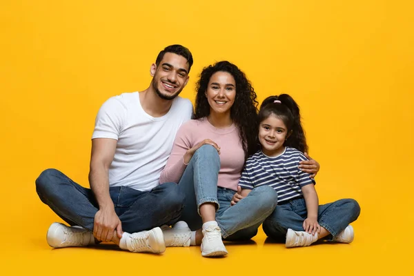 Retrato de feliz joven familia de Oriente Medio de tres con hija pequeña — Foto de Stock