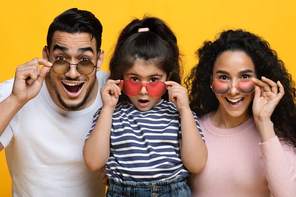 Oferta incrível. Retrato da família árabe excitada de três óculos de sol coloridos — Fotografia de Stock