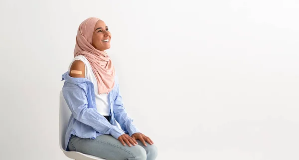 Vaksinasi Menyelamatkan nyawa. Portrait Of Happy Muslim Woman With Plaster On Arm — Stok Foto