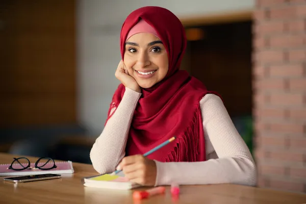 陽気若いですイスラム教徒女性でhihab計画日にカフェ — ストック写真