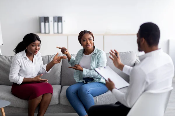 Black lesbian couple having fight during session with marital counselor at office — Stock Photo, Image