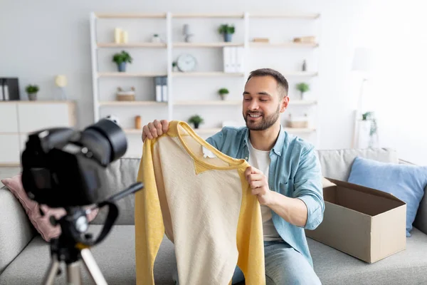Модний блогер записує відеоконтент, розблоковуючи новий светр вдома — стокове фото