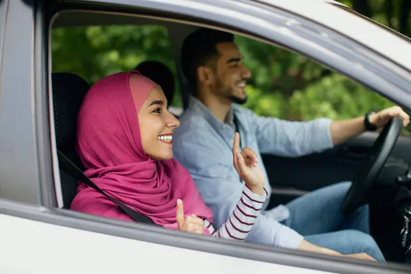 Side View Shot van gelukkig jong moslim paar genietend auto rijden samen — Stockfoto