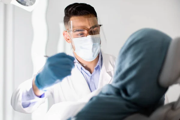 Młody arabski stomatolog robi sprawdzian Islamskiej kobiecie w nowoczesnej klinice — Zdjęcie stockowe
