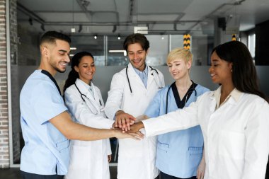 Birbirini motive eden çok ırklı doktorlar.