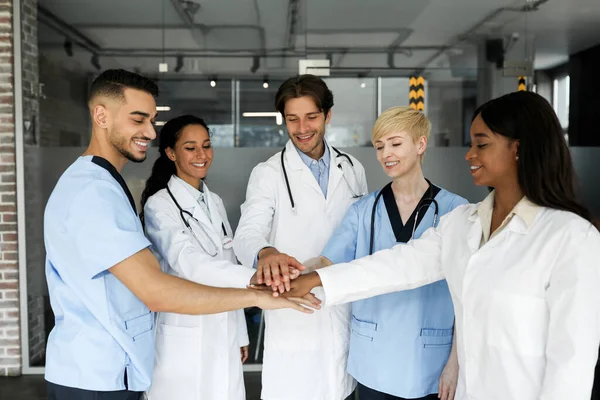 Equipe multiétnica de médicos que se motivam mutuamente — Fotografia de Stock
